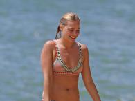 Margot Robbie w bikini i topless na Hawajach